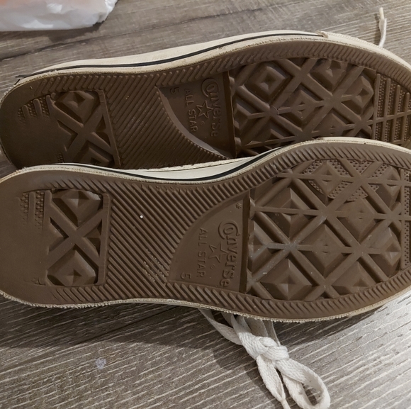 Converse shoes, size 7, ladybug print - Picture 3 of 4